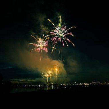 Güzel, renkli havai fişek yukarıda bir Bağımsızlık günü sırasında Nehri Riga, Letonya.