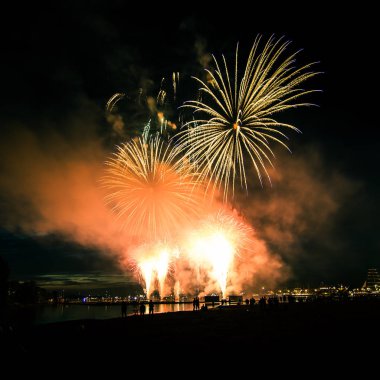 Güzel, renkli havai fişek yukarıda bir Bağımsızlık günü sırasında Nehri Riga, Letonya.