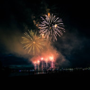 Güzel, renkli havai fişek yukarıda bir Bağımsızlık günü sırasında Nehri Riga, Letonya.