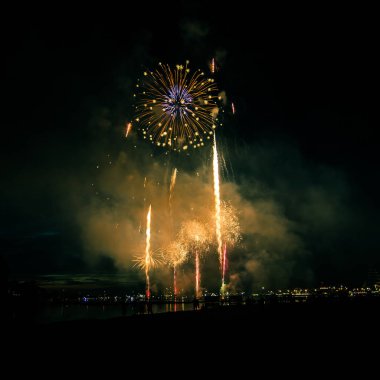 Güzel, renkli havai fişek yukarıda bir Bağımsızlık günü sırasında Nehri Riga, Letonya.
