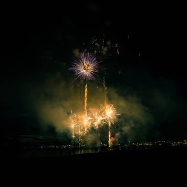 Güzel, renkli havai fişek yukarıda bir Bağımsızlık günü sırasında Nehri Riga, Letonya.