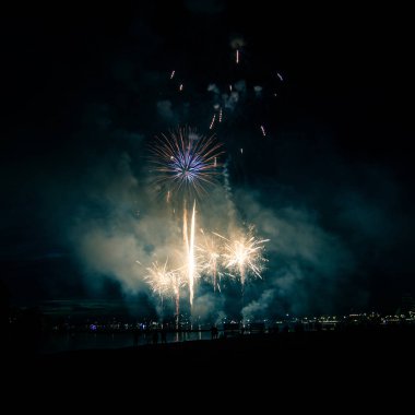 Güzel, renkli havai fişek yukarıda bir Bağımsızlık günü sırasında Nehri Riga, Letonya.