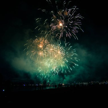 Güzel, renkli havai fişek yukarıda bir Bağımsızlık günü sırasında Nehri Riga, Letonya.