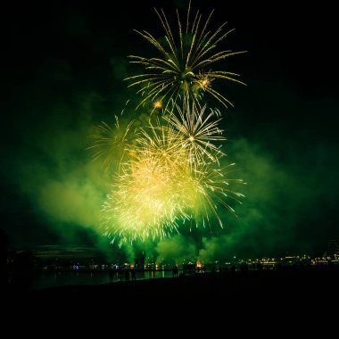 Güzel, renkli havai fişek yukarıda bir Bağımsızlık günü sırasında Nehri Riga, Letonya.