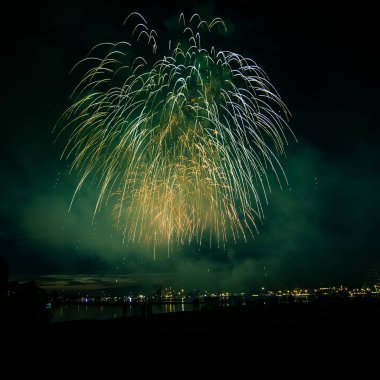 Güzel, renkli havai fişek yukarıda bir Bağımsızlık günü sırasında Nehri Riga, Letonya.