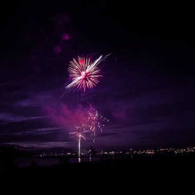 Güzel, renkli havai fişek yukarıda bir Bağımsızlık günü sırasında Nehri Riga, Letonya.
