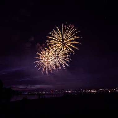 Güzel, renkli havai fişek yukarıda bir Bağımsızlık günü sırasında Nehri Riga, Letonya.