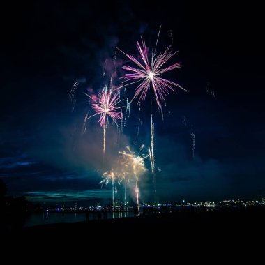 Güzel, renkli havai fişek yukarıda bir Bağımsızlık günü sırasında Nehri Riga, Letonya.