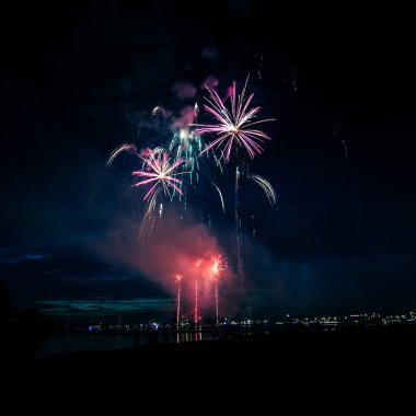 Güzel, renkli havai fişek yukarıda bir Bağımsızlık günü sırasında Nehri Riga, Letonya.