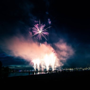 Güzel, renkli havai fişek yukarıda bir Bağımsızlık günü sırasında Nehri Riga, Letonya.