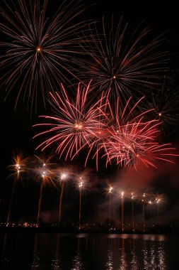 Güzel, renkli havai fişek yukarıda bir Bağımsızlık günü sırasında Nehri Riga, Letonya.