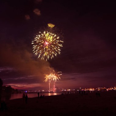 Güzel, renkli havai fişek yukarıda bir Bağımsızlık günü sırasında Nehri Riga, Letonya.