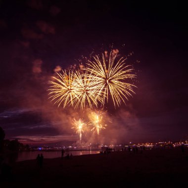 Güzel, renkli havai fişek yukarıda bir Bağımsızlık günü sırasında Nehri Riga, Letonya.