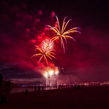 Güzel, renkli havai fişek yukarıda bir Bağımsızlık günü sırasında Nehri Riga, Letonya.