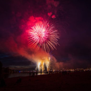 Güzel, renkli havai fişek yukarıda bir Bağımsızlık günü sırasında Nehri Riga, Letonya.
