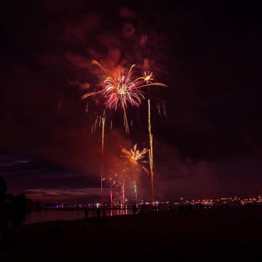 Güzel, renkli havai fişek yukarıda bir Bağımsızlık günü sırasında Nehri Riga, Letonya.