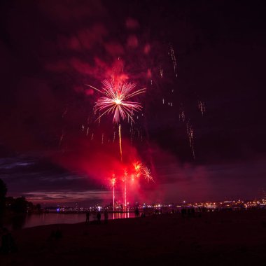Güzel, renkli havai fişek yukarıda bir Bağımsızlık günü sırasında Nehri Riga, Letonya.