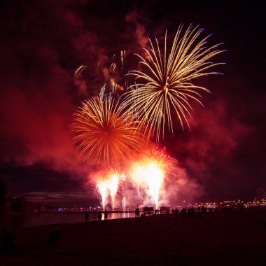 Güzel, renkli havai fişek yukarıda bir Bağımsızlık günü sırasında Nehri Riga, Letonya.