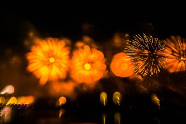 Soyut tarzı renkli fotoğraf Fireworks yeşil bir ses tonuyla. Sanat, bulanık, renkli göz.