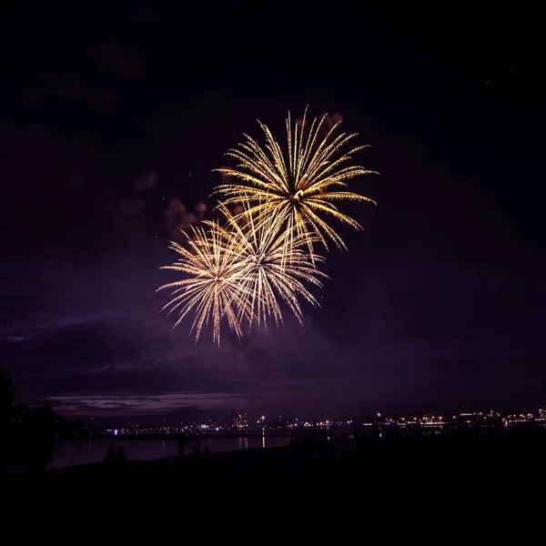 Güzel, renkli havai fişek yukarıda bir Bağımsızlık günü sırasında Nehri Riga, Letonya.