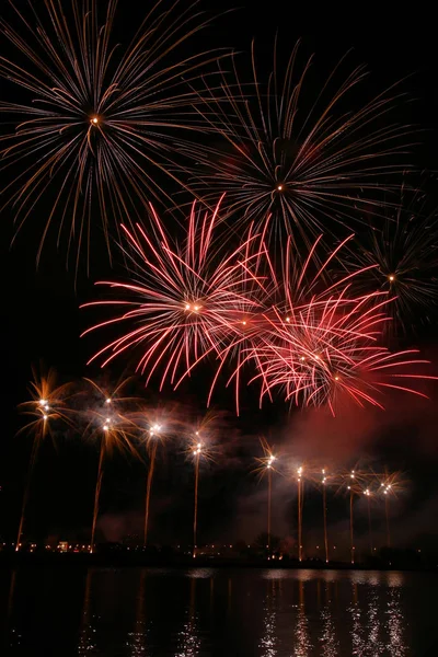 Güzel, renkli havai fişek yukarıda bir Bağımsızlık günü sırasında Nehri Riga, Letonya.