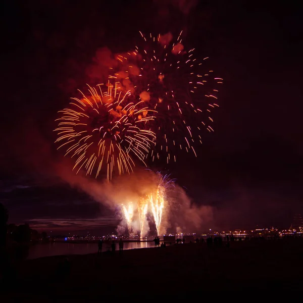 Güzel, renkli havai fişek yukarıda bir Bağımsızlık günü sırasında Nehri Riga, Letonya.