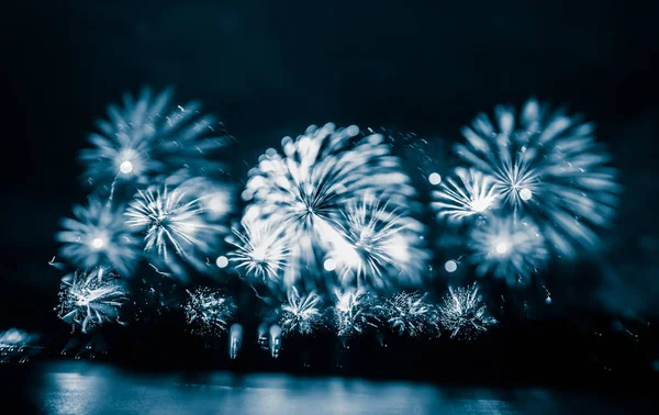 Abstrato, borrado, bokeh-estilo colorido foto de fogos de artifício em um tom azul acima do rio — Fotografia de Stock