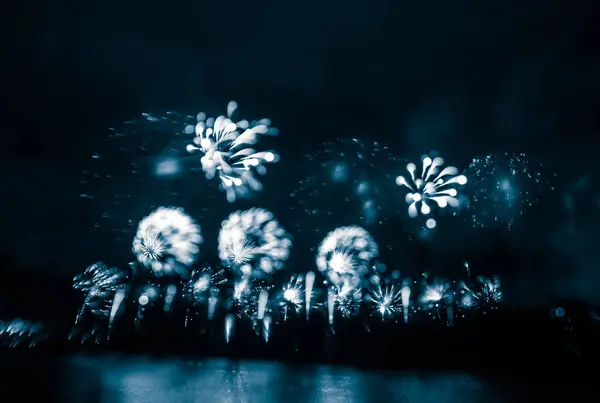 Resumen, borroso, bokeh-estilo colorido foto de fuegos artificiales en un tono azul sobre el río — Foto de Stock