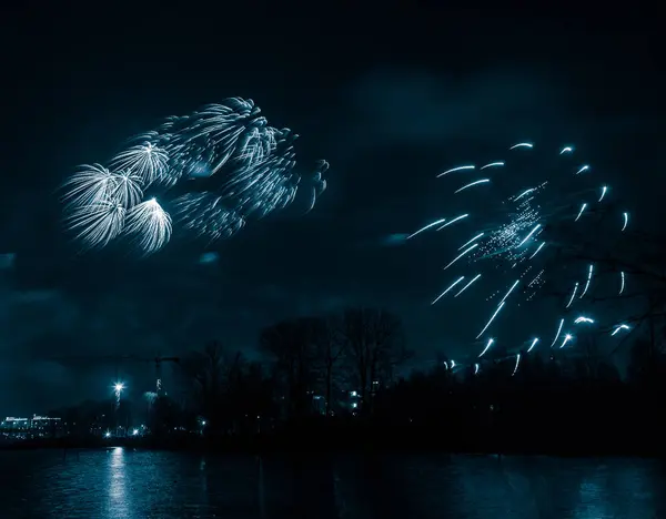 Abstrato, borrado, bokeh-estilo colorido foto de fogos de artifício em um tom azul acima do rio — Fotografia de Stock