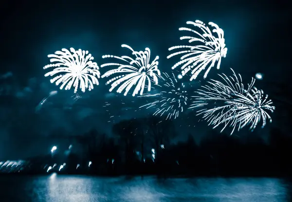 Abstrato, borrado, bokeh-estilo colorido foto de fogos de artifício em um tom azul acima do rio — Fotografia de Stock