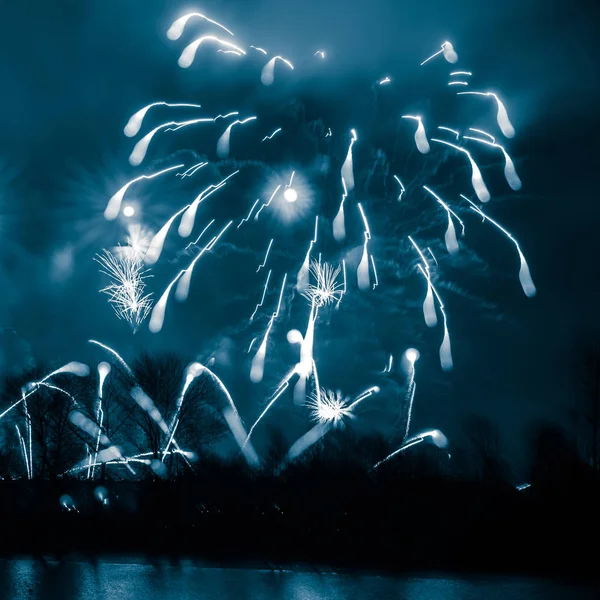 Abstrato, borrado, bokeh-estilo colorido foto de fogos de artifício em um tom azul acima do rio — Fotografia de Stock