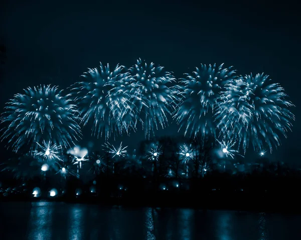 Abstrato, borrado, bokeh-estilo colorido foto de fogos de artifício em um tom azul acima do rio — Fotografia de Stock