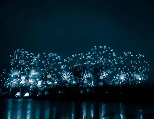 Resumen, borroso, bokeh-estilo colorido foto de fuegos artificiales en un tono azul sobre el río — Foto de Stock