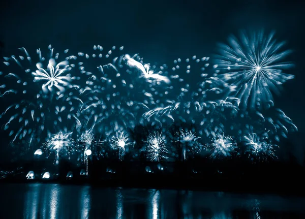 Abstrato, borrado, bokeh-estilo colorido foto de fogos de artifício em um tom azul acima do rio — Fotografia de Stock