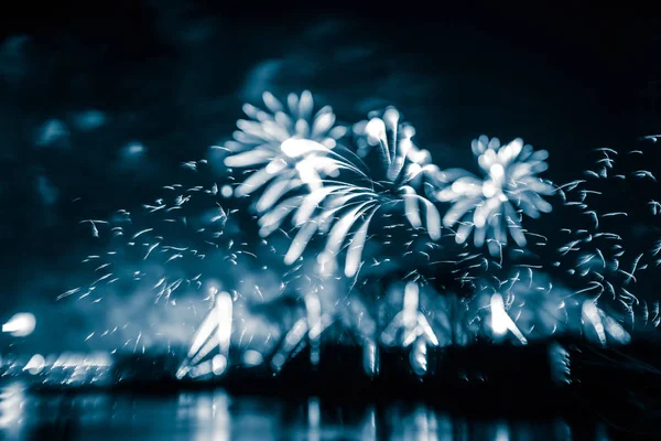 Abstrato, borrado, bokeh-estilo colorido foto de fogos de artifício em um tom azul acima do rio — Fotografia de Stock