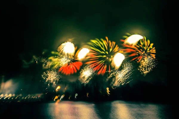 Estilo abstrato foto colorida de fogos de artifício em um tom verde. Artístico, borrado, olhar colorido . — Fotografia de Stock