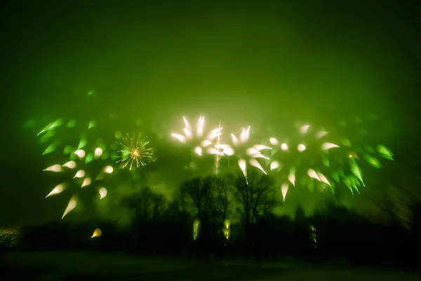 Estilo abstrato foto colorida de fogos de artifício em um tom verde. Artístico, borrado, olhar colorido . — Fotografia de Stock