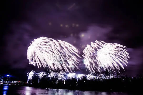 Abstrato, borrado, bokeh-estilo colorido foto de fogos de artifício em um tom roxo acima do rio — Fotografia de Stock