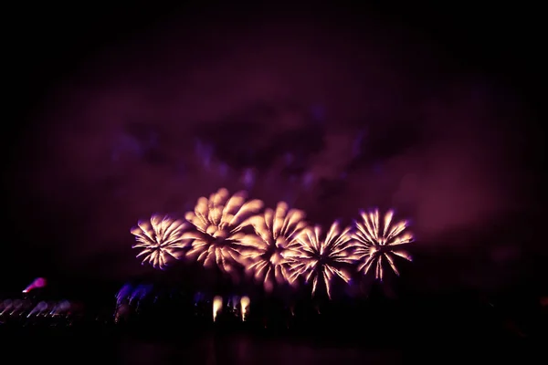 Abstrato, borrado, bokeh-estilo colorido foto de fogos de artifício em um tom roxo acima do rio — Fotografia de Stock