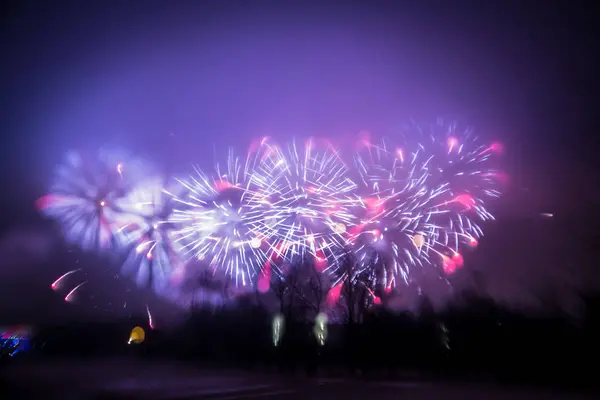 Abstrato, borrado, bokeh-estilo colorido foto de fogos de artifício em um tom roxo acima do rio — Fotografia de Stock