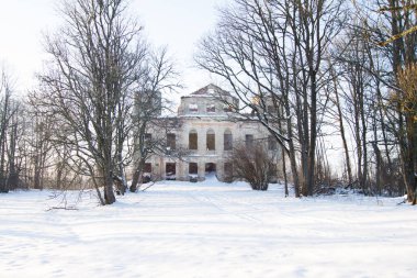 Eski manor bir kış manzarası Harabeleri