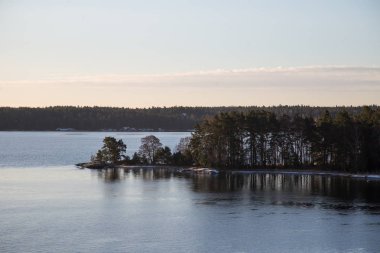 Deniz bir görünümden kışın Stockholm yakınındaki İsveç adalar.