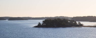 Deniz bir görünümden kışın Stockholm yakınındaki İsveç adalar.