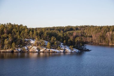 Deniz bir görünümden kışın Stockholm yakınındaki İsveç adalar.