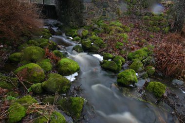 Uzun pozlama ile fotoğraflandı bir kış, bir şelale