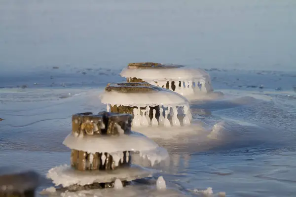 Zmrzlá voda na starých waterbreaker Poláci — Stock fotografie
