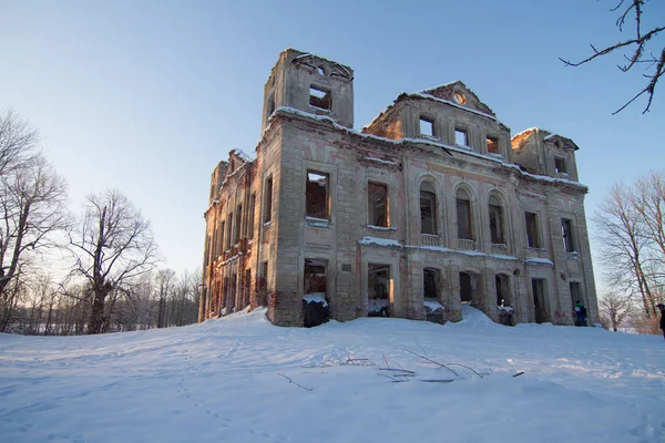 Eski manor bir kış manzarası Harabeleri