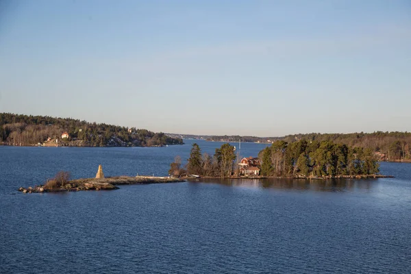 Una vista desde el mar al archipiélago de Suecia cerca de Estocolmo en el invierno . — Foto de Stock