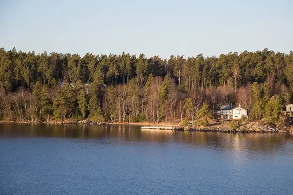 Een uitzicht vanaf de zee archipel in Zweden in de buurt van Stockholm, in de winter. — Stockfoto