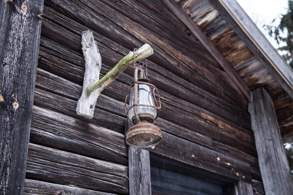 Un vecchio edificio in legno in un paesaggio invernale — Foto Stock